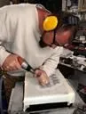 Handarbeit am Grabstein